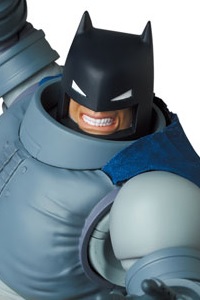 MedicomToy MAFEX No.146 ARMORED BATMAN (The Dark Knight Returns) Action Figure